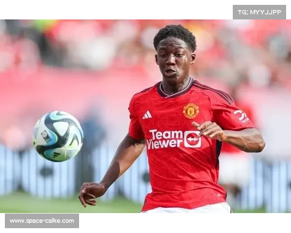 曼联小将梅努替补亮相,表现稳健但状态仍待进一步调整 曼联小将梅努替补亮相,表现稳健但状态仍待进一步调整