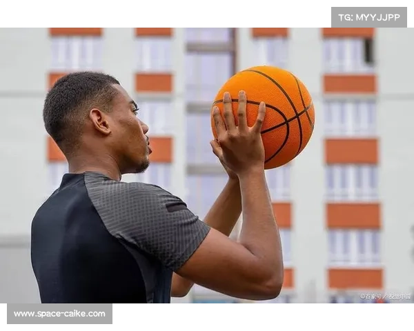 NBA球员举办夏季训练营，指导年轻球员基本功