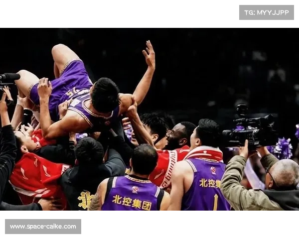 北控四连胜后更衣室气氛热烈,球员合影纪念里程碑时刻